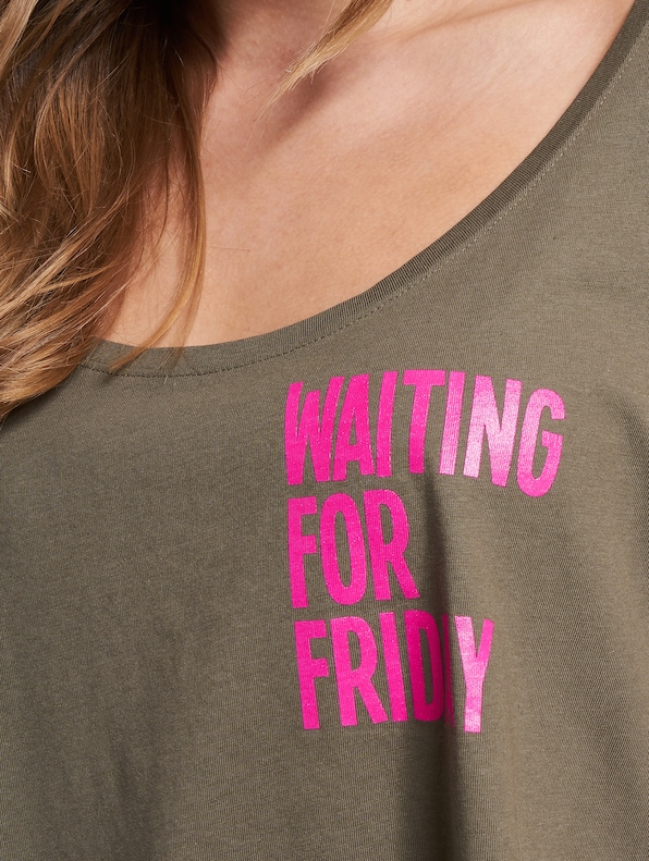 Ladies Waiting For Friday Box -3