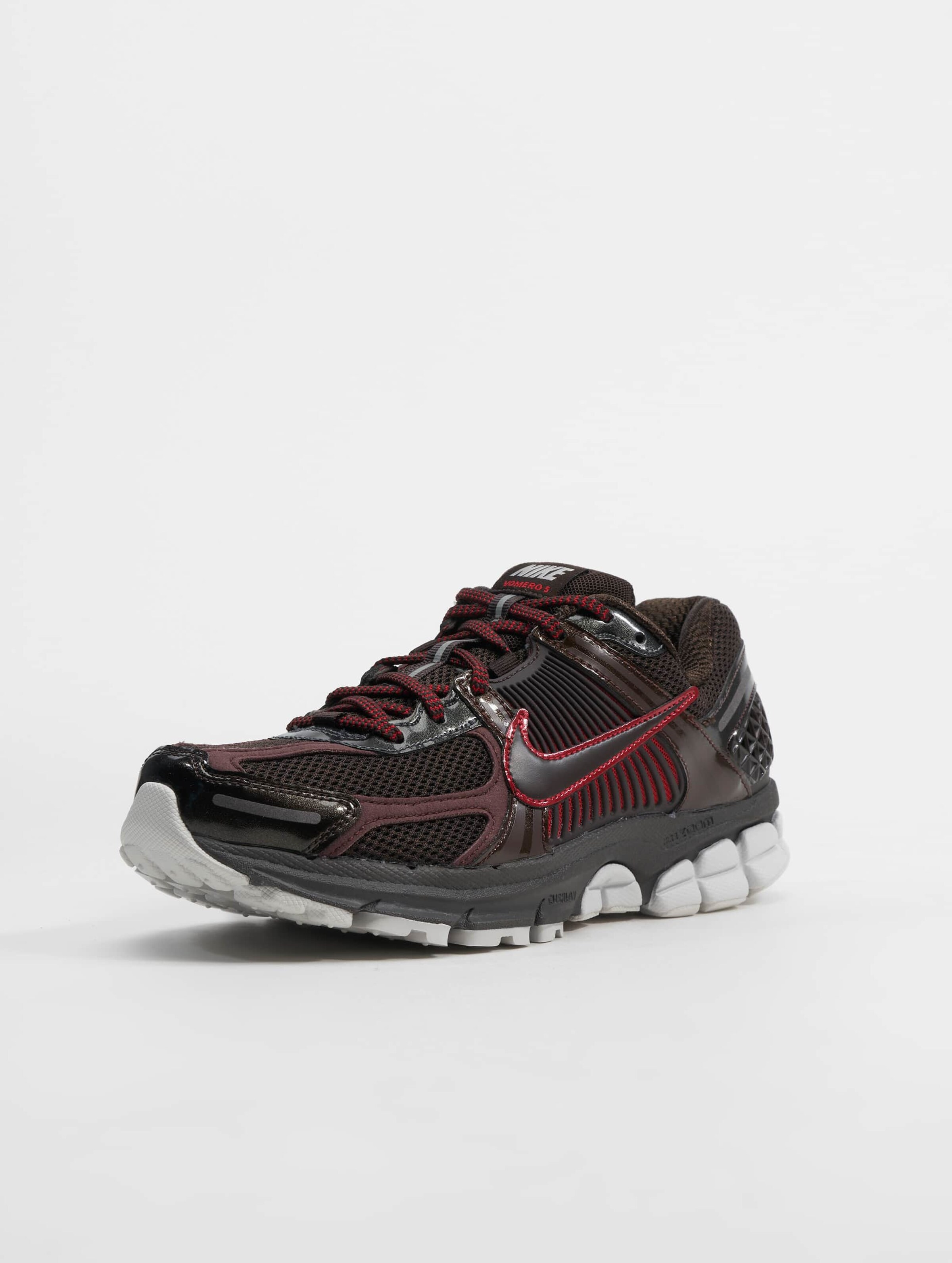 Nike xa cold deals wall zoom vomero 5