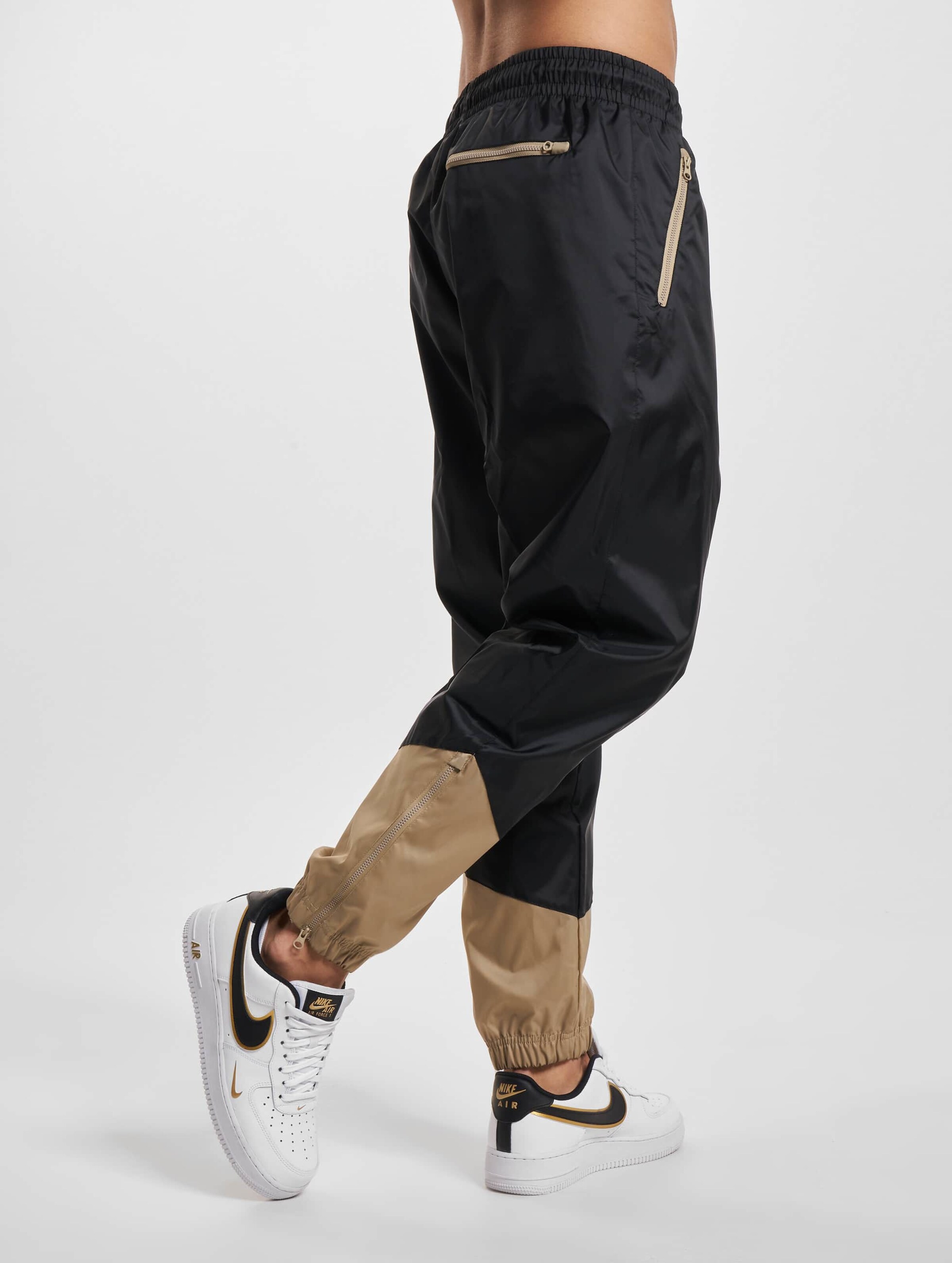 Black and gold nike windrunner online