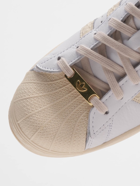 Superstar -8