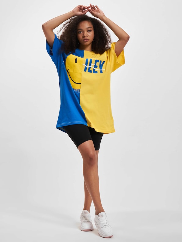 KU223-009-1 KK Signature Split Smiley® Tee-4