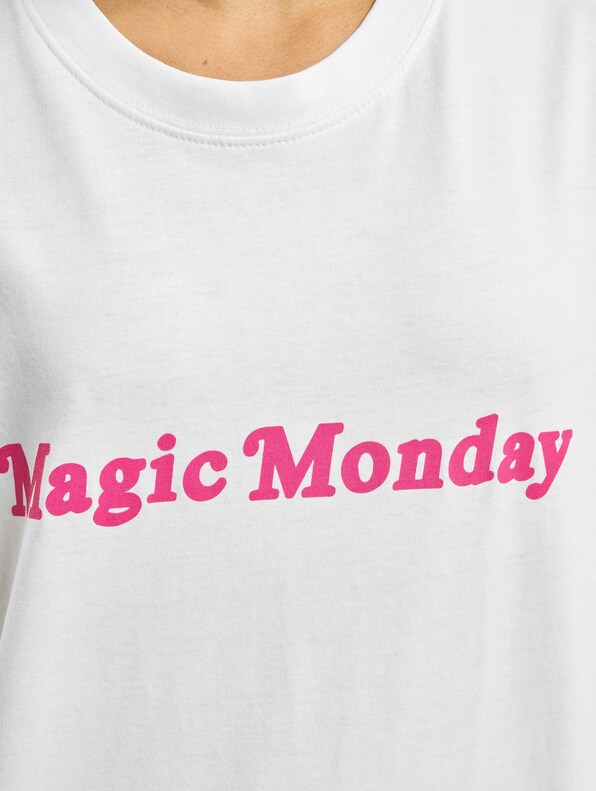 Ladies Magic Monday Slogan-3