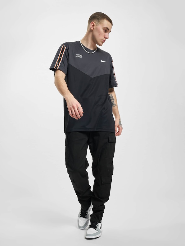 Nike NSW Repeat T-Shirt Black/Smoke-7