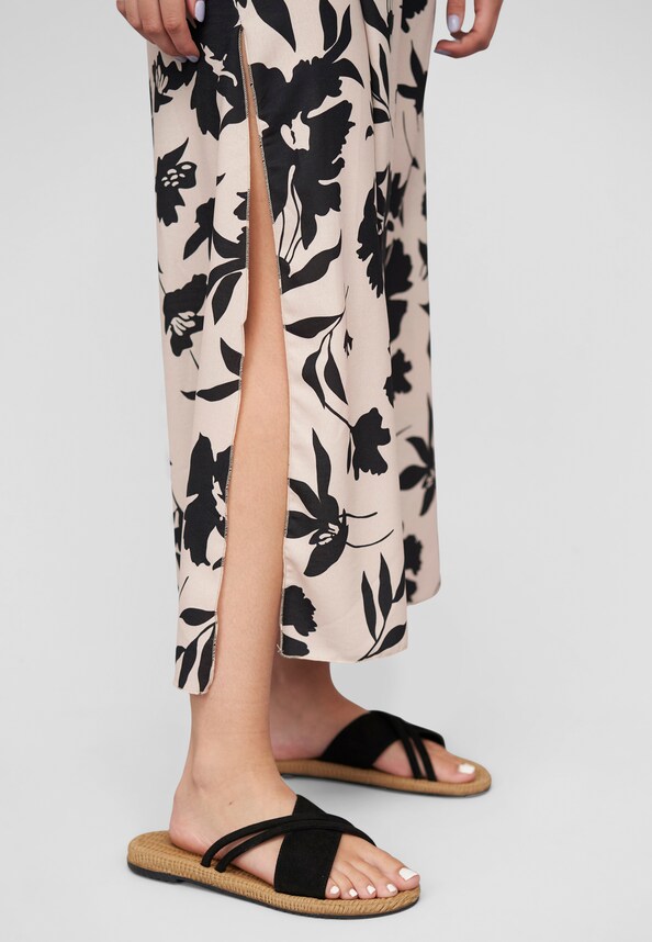 Maxi Skirt with side slit and floral print-5