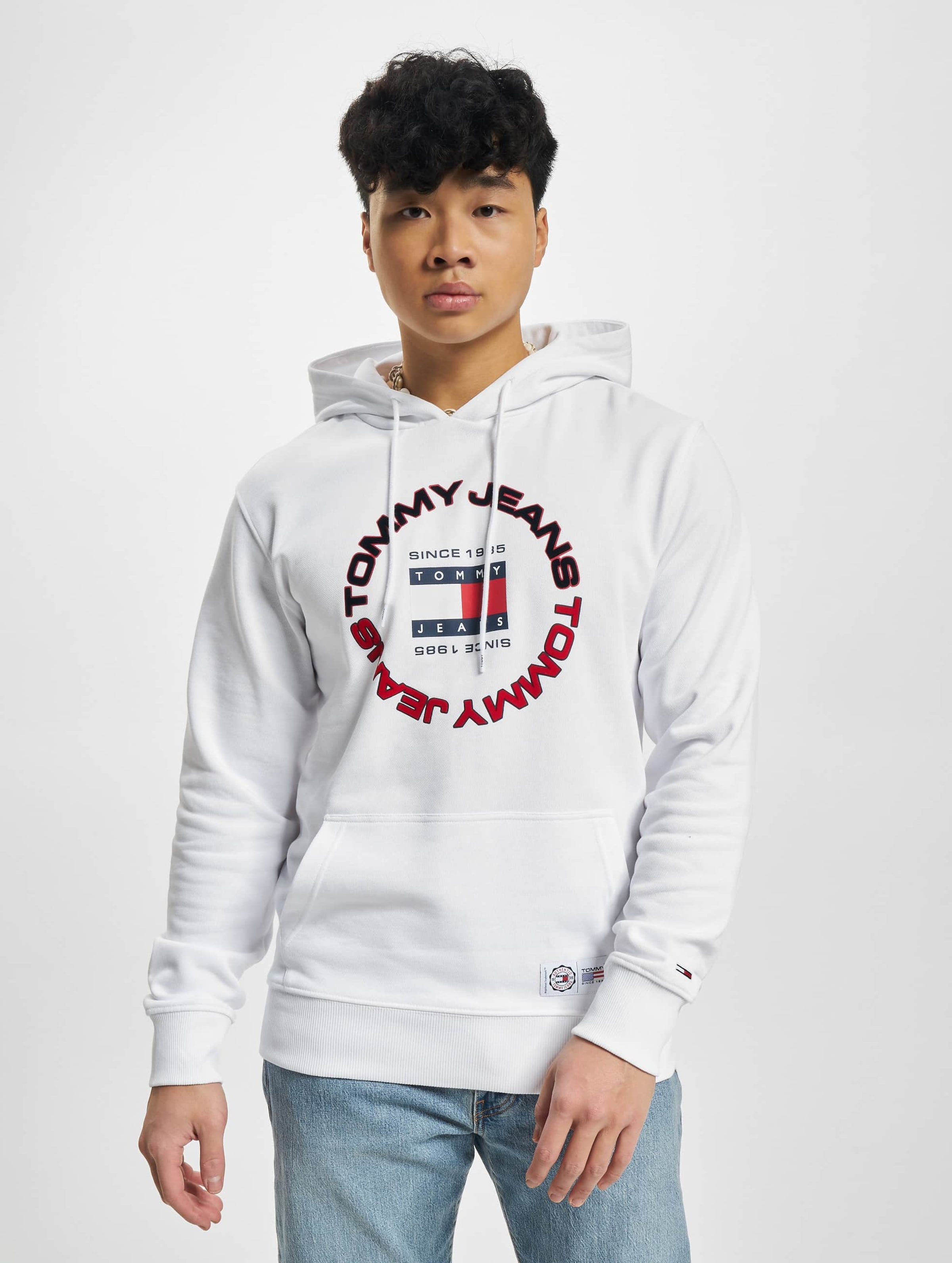 Tommy jeans essential hot sale logo hoodie