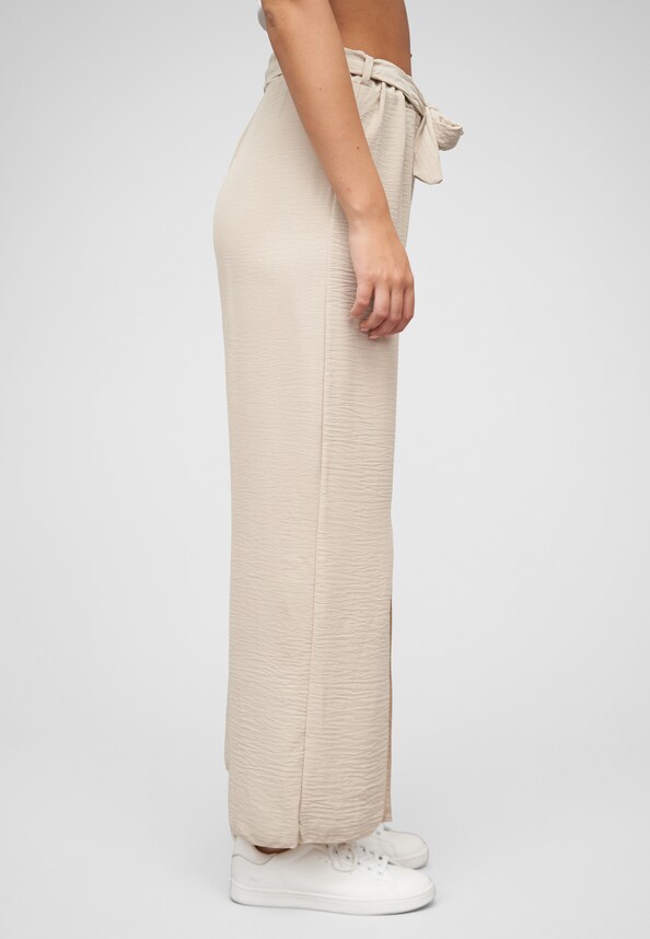 Sommerhose mit seitlich. Schlitzen und Bindegürtel-3