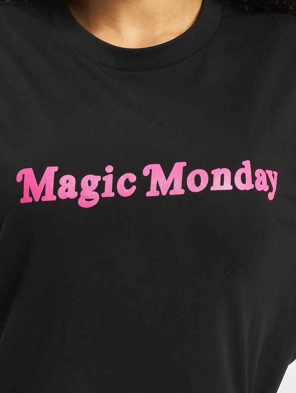 Ladies Magic Monday Slogan-3