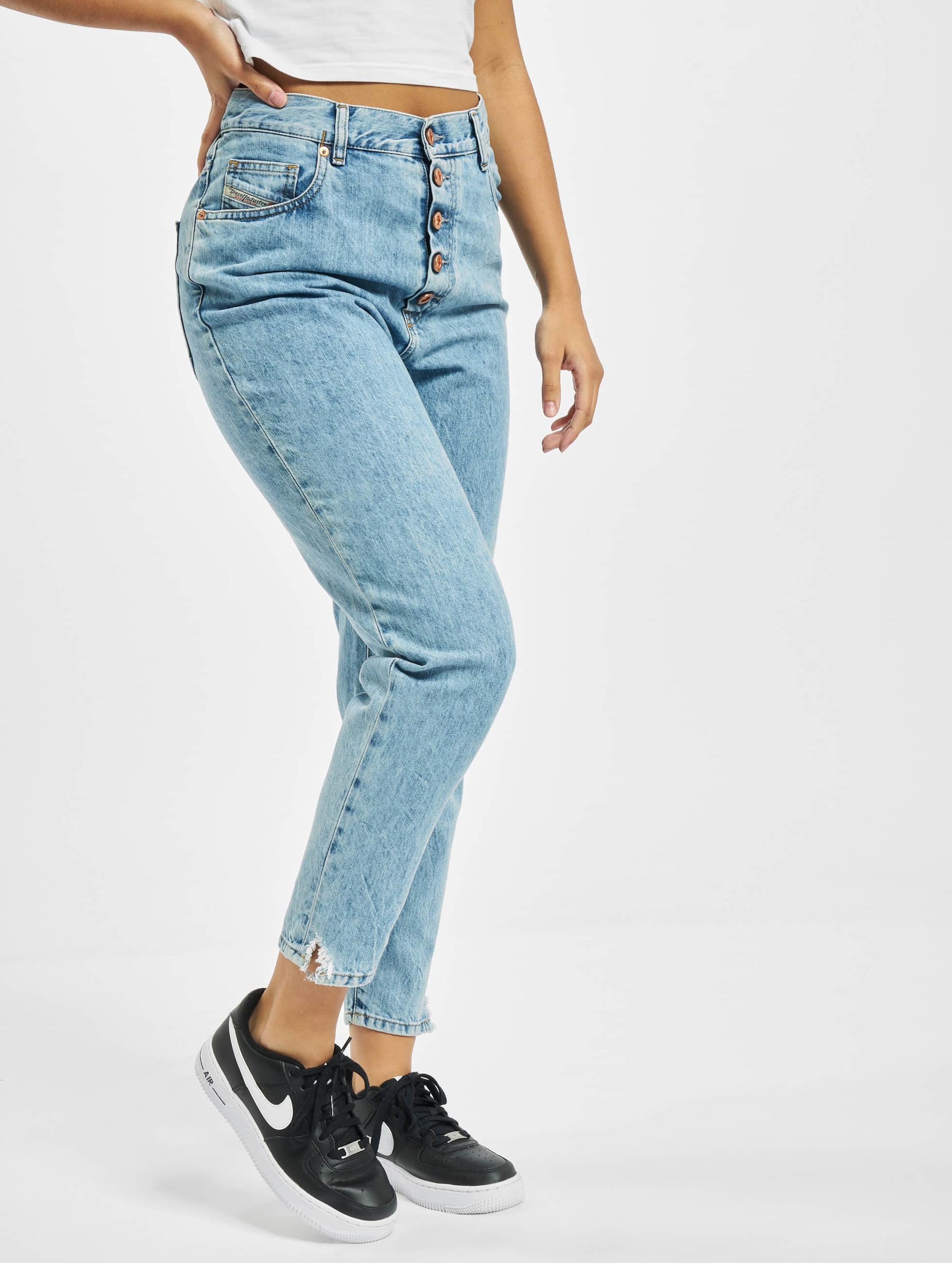 Jeans mom hot sale cea