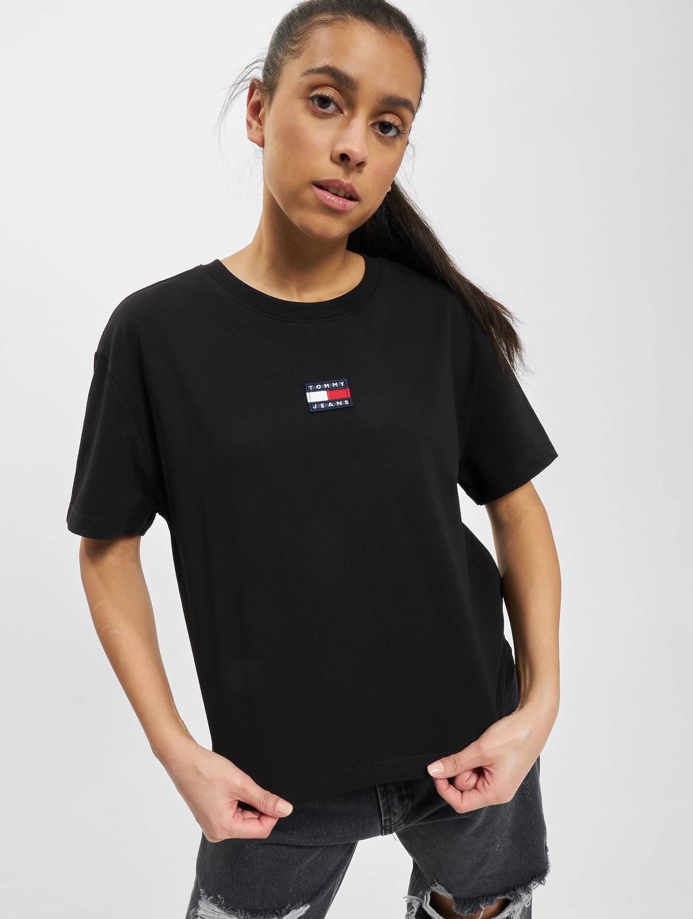 Tommy jeans badge t cheap shirt