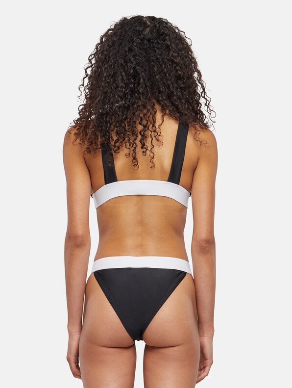 Small Signature V Shape Contrast -1