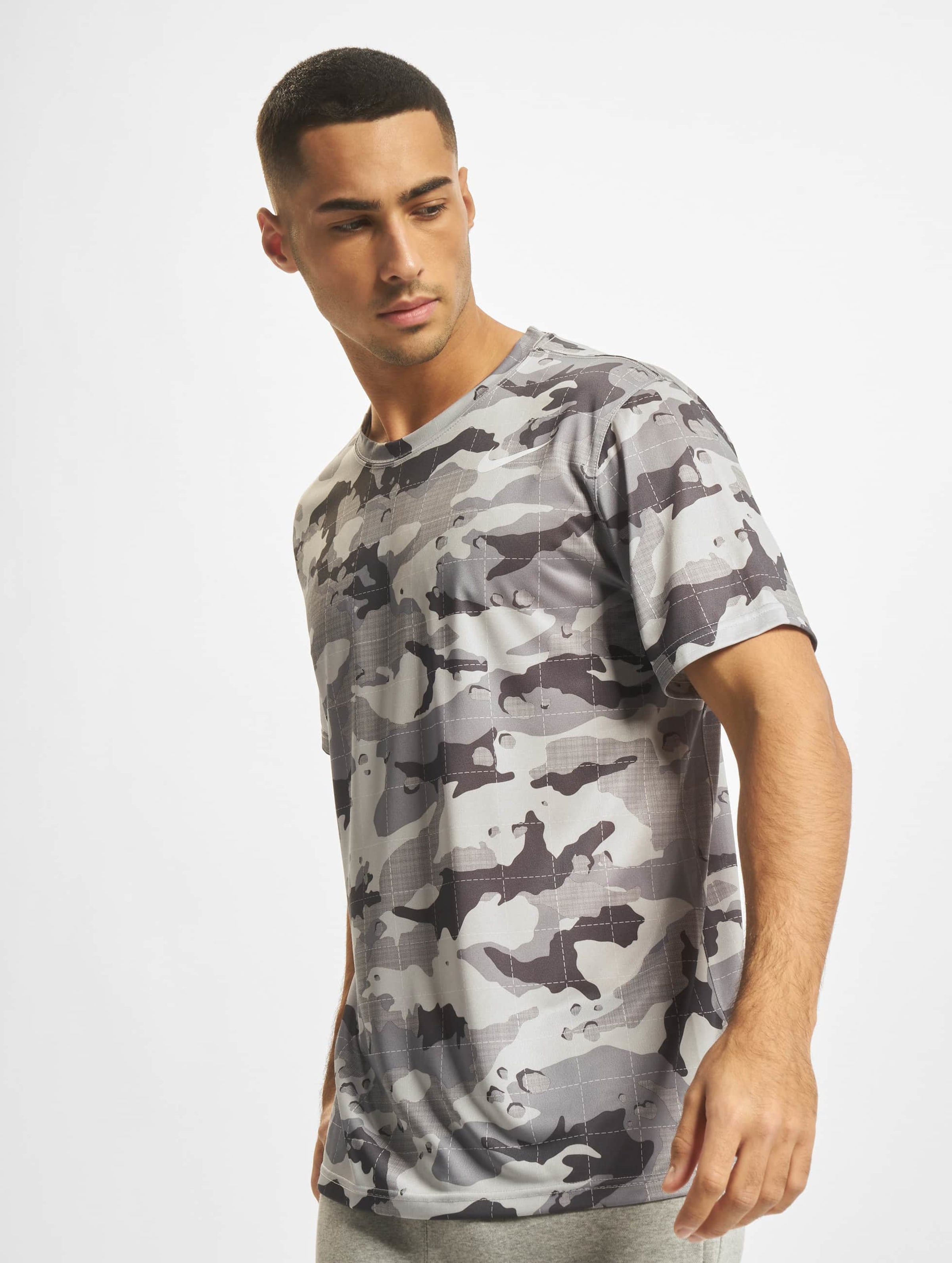 Nike camo clearance t shirt grey