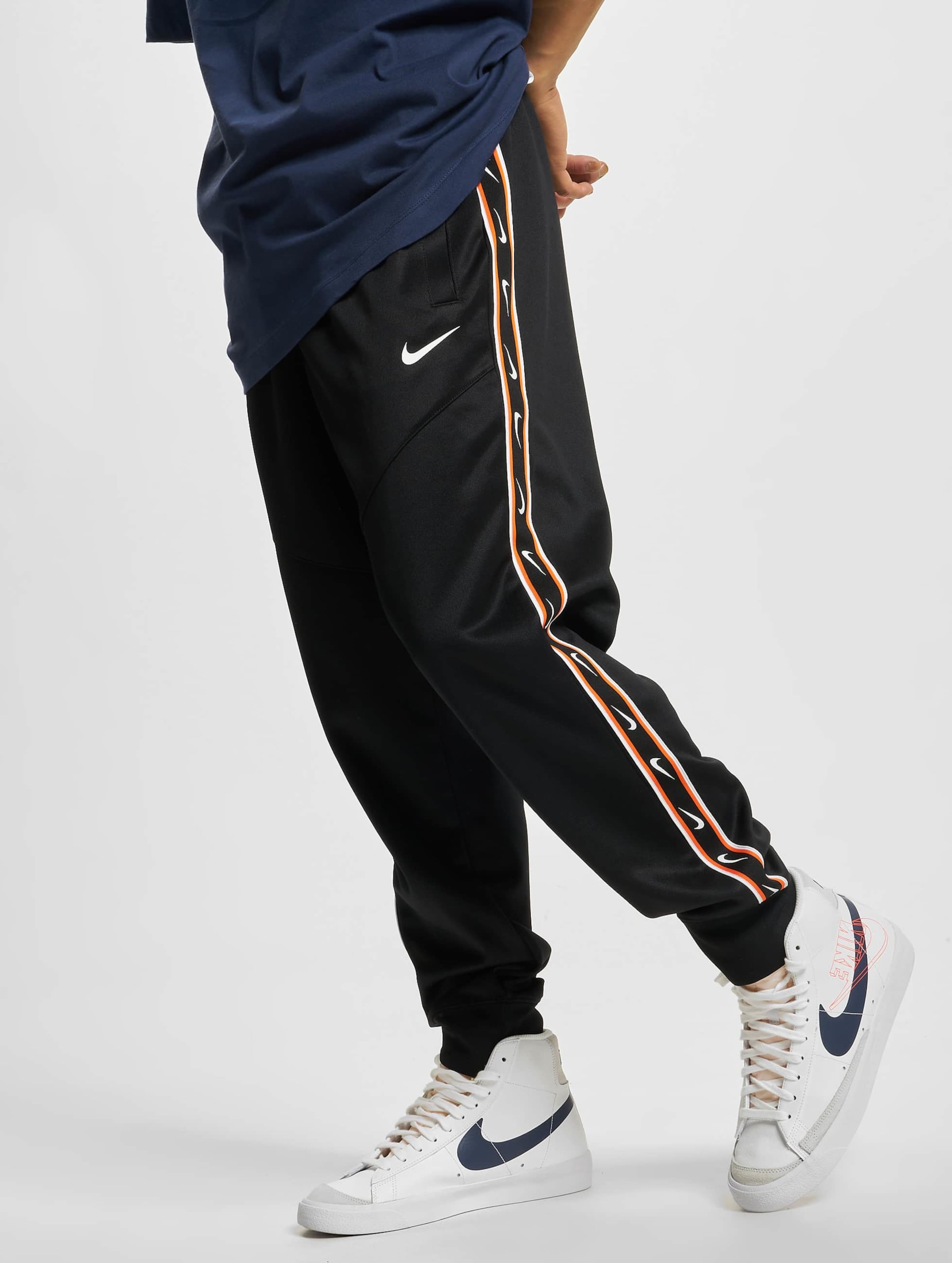 Nike shops tribute joggers in slim fit