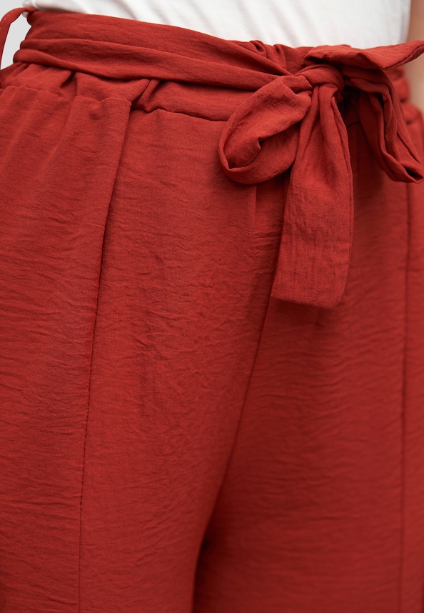 Sommerhose mit seitlich. Schlitzen und Bindegürtel-4