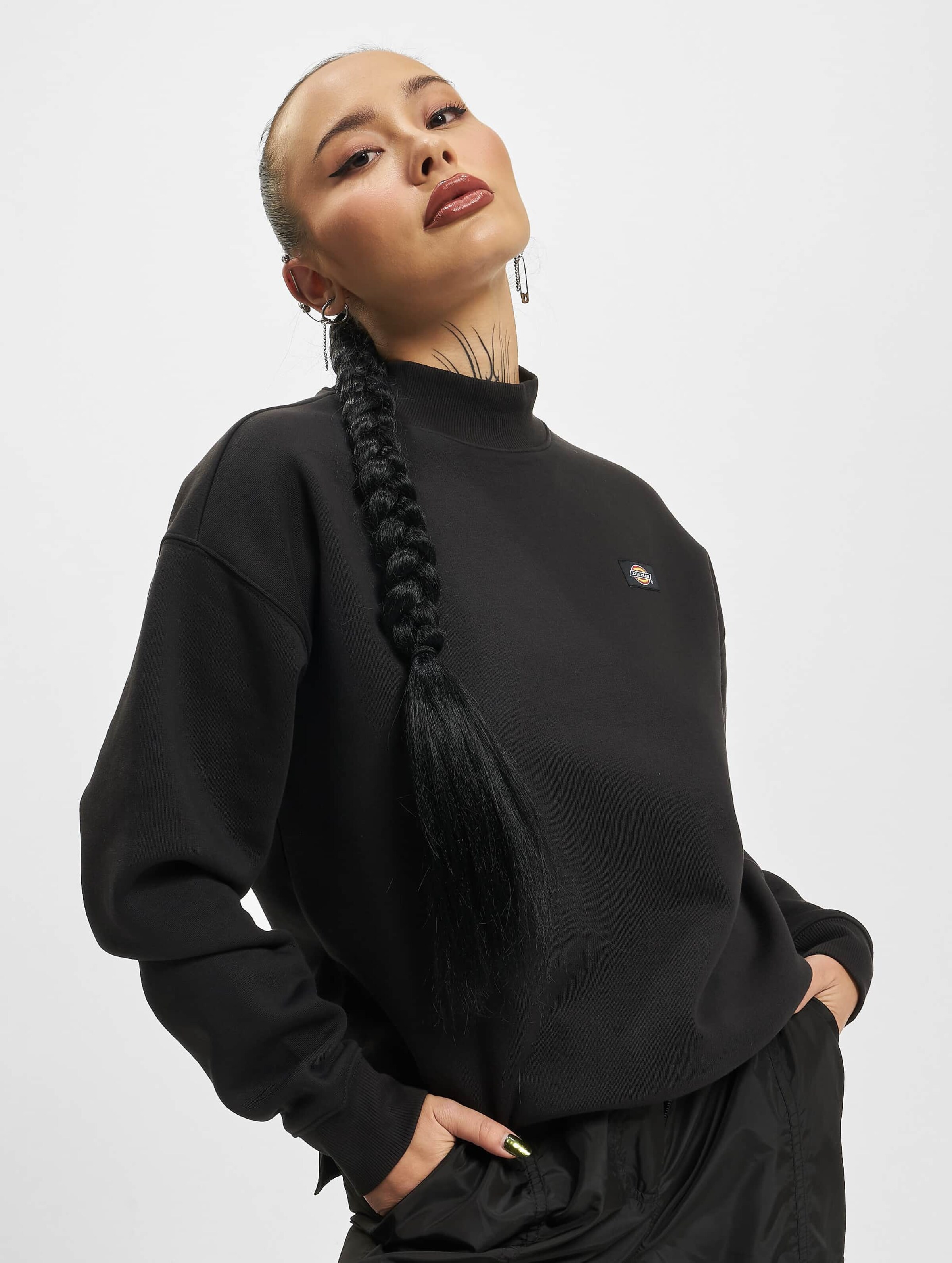 Nike essentials cropped mock best sale neck sweatshirt in black