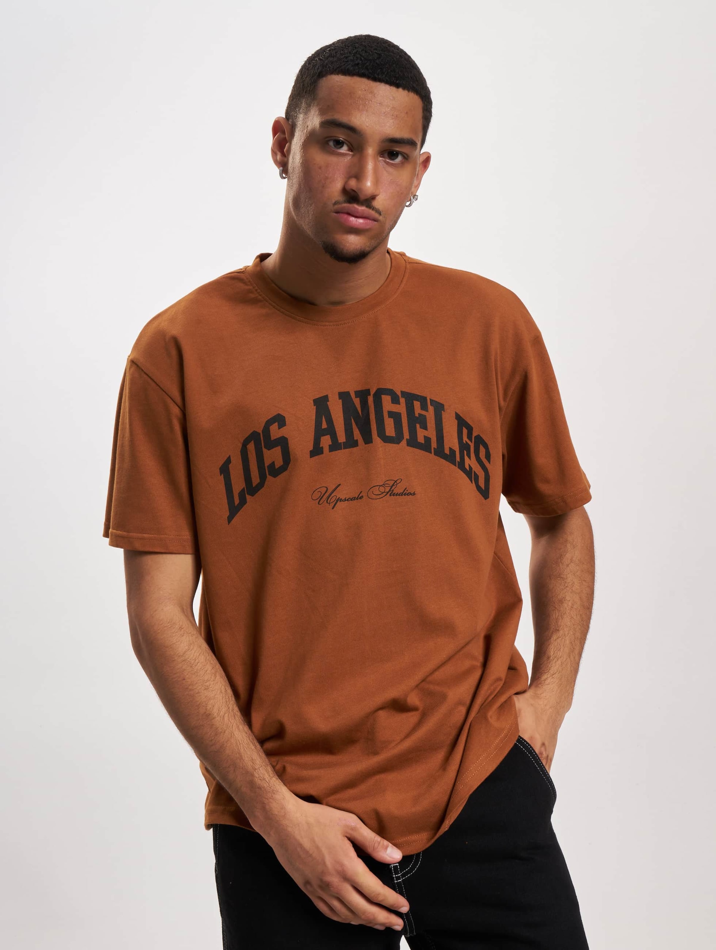 Mister Tee Upscale L.A. College Oversize T-Shirt Mannen op kleur bruin, Maat 2XL