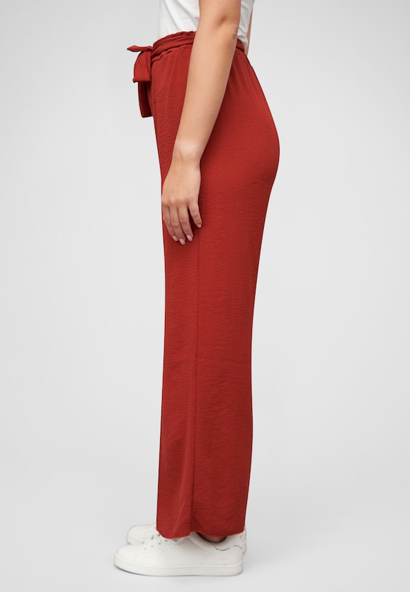 Sommerhose mit seitlich. Schlitzen und Bindegürtel-2