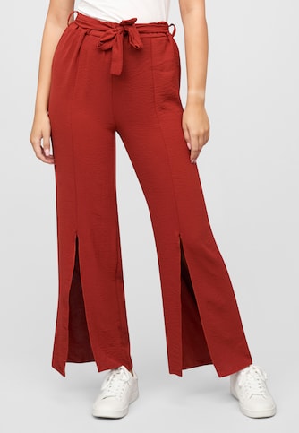 Sommerhose mit seitlich. Schlitzen und Bindegürtel