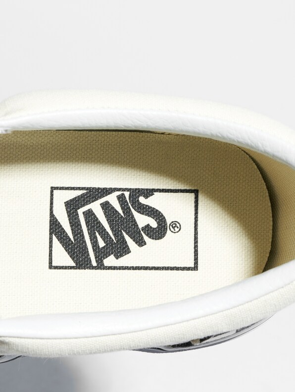 Vans Classic Slip-On Platform Sneakers Black/Truw White-4