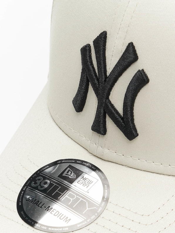 League Essential 39 Thirty New York Yankees -2