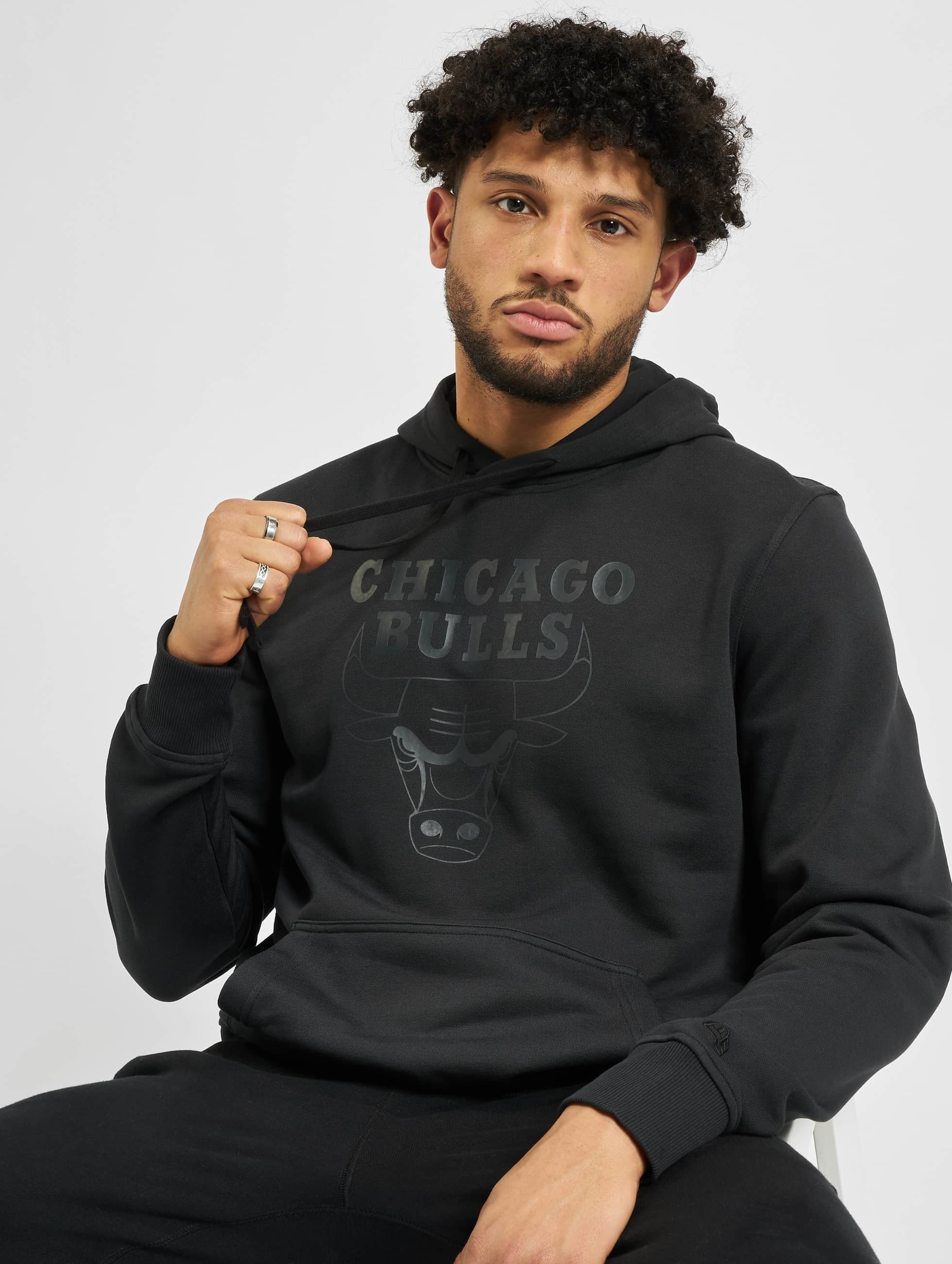 New era best sale bulls hoodie