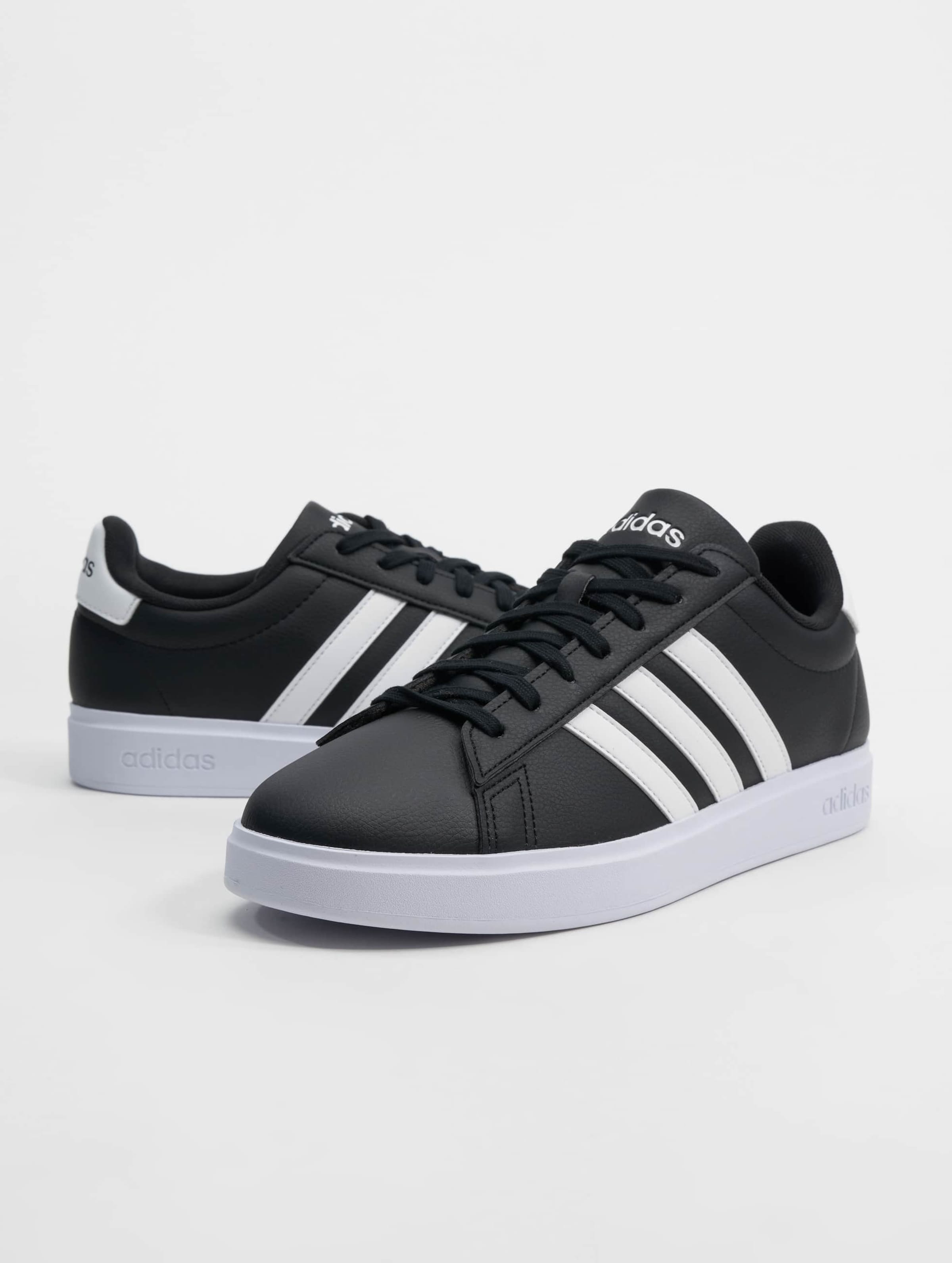 Adidas daily 2.0 negras hot sale