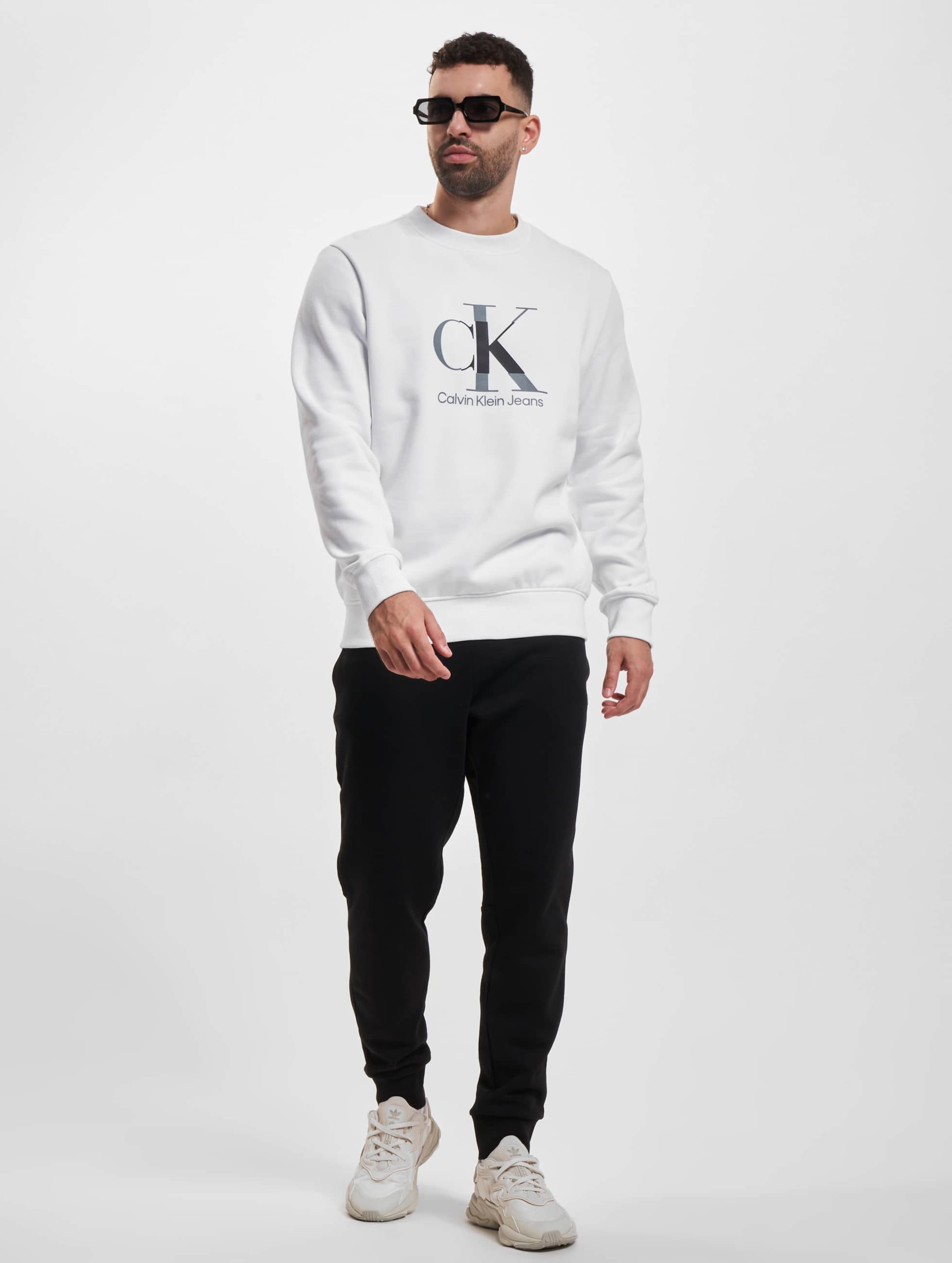 White sweatshirt calvin discount klein