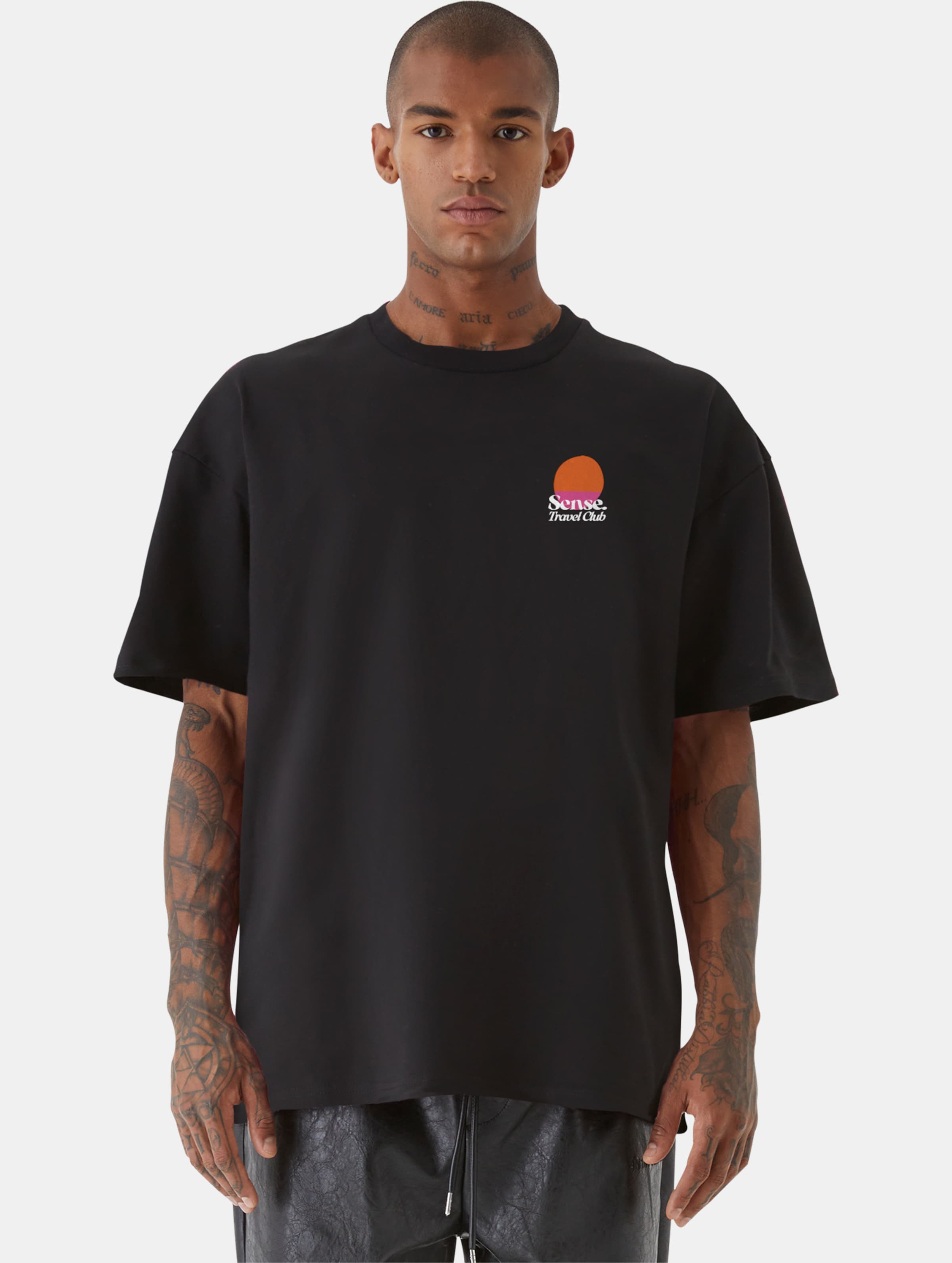 9N1M SENSE TRAVEL CLUB T-Shirt Mannen op kleur zwart, Maat M