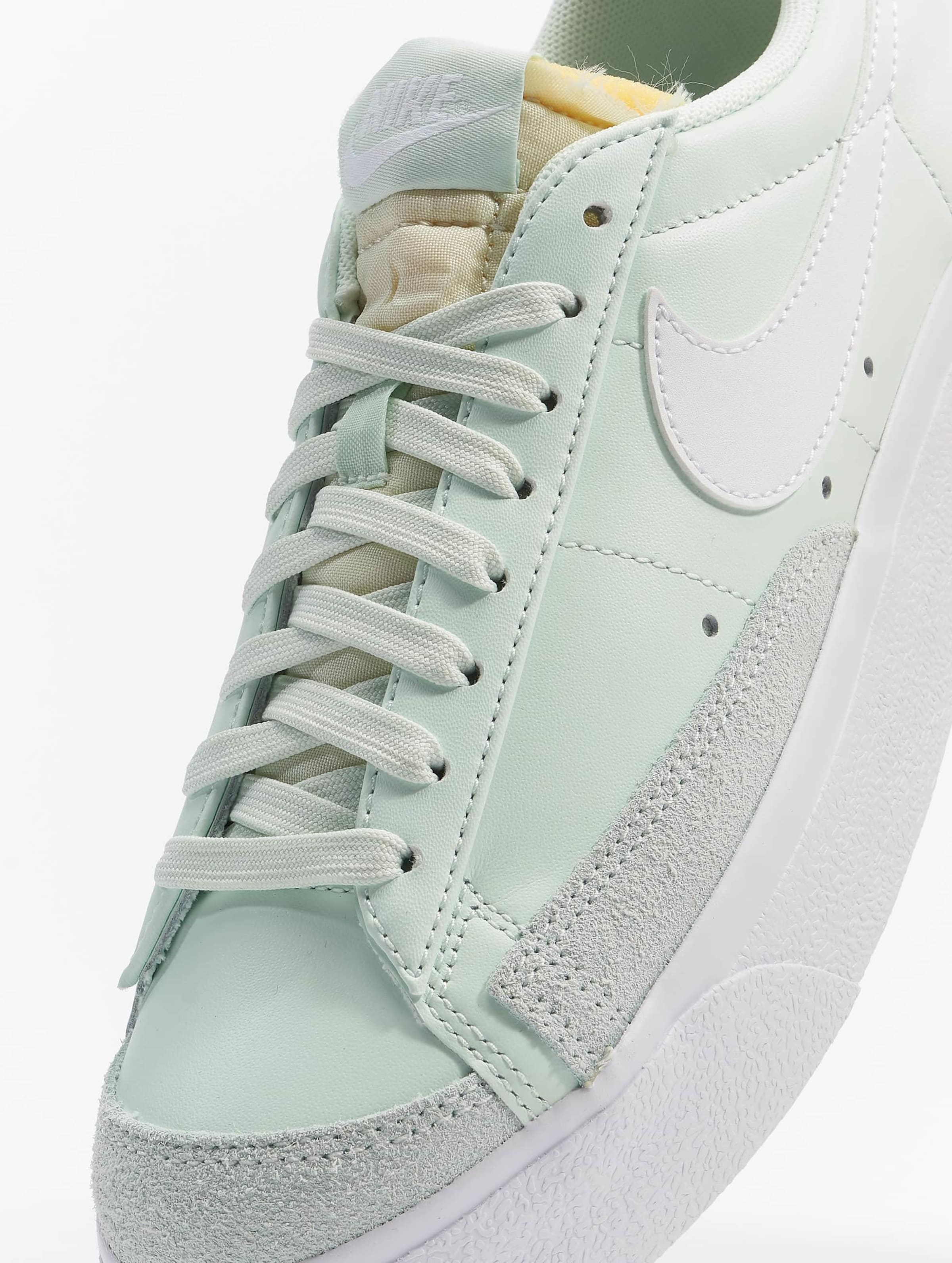 blazer low essential sneaker nike