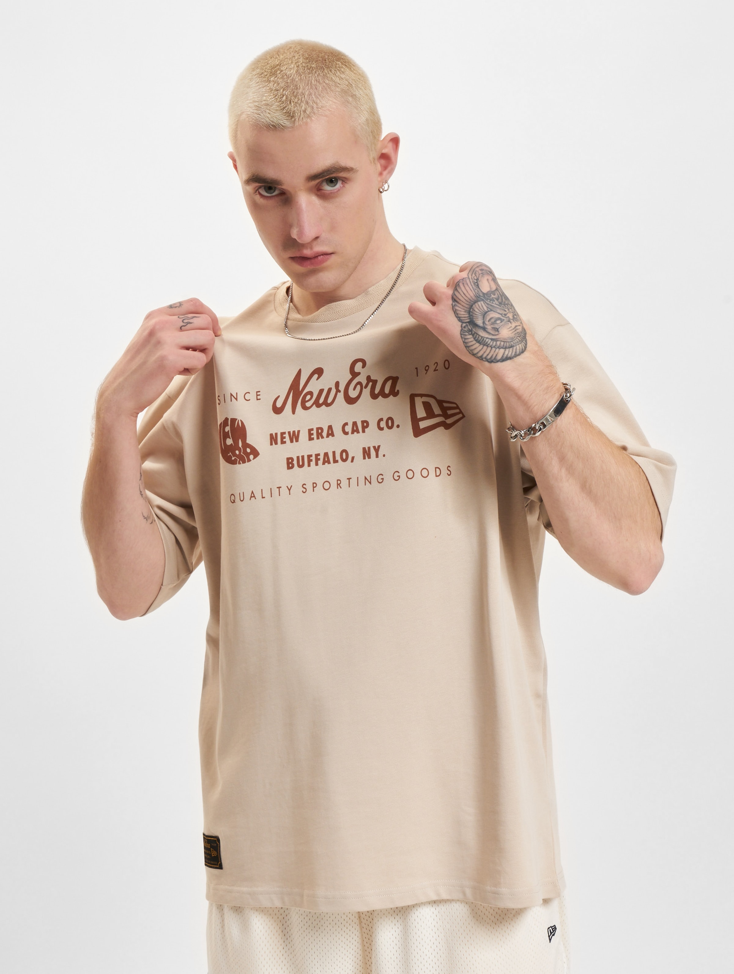 New Era Heritage Patch Oversized T-Shirt Mannen op kleur beige, Maat XL