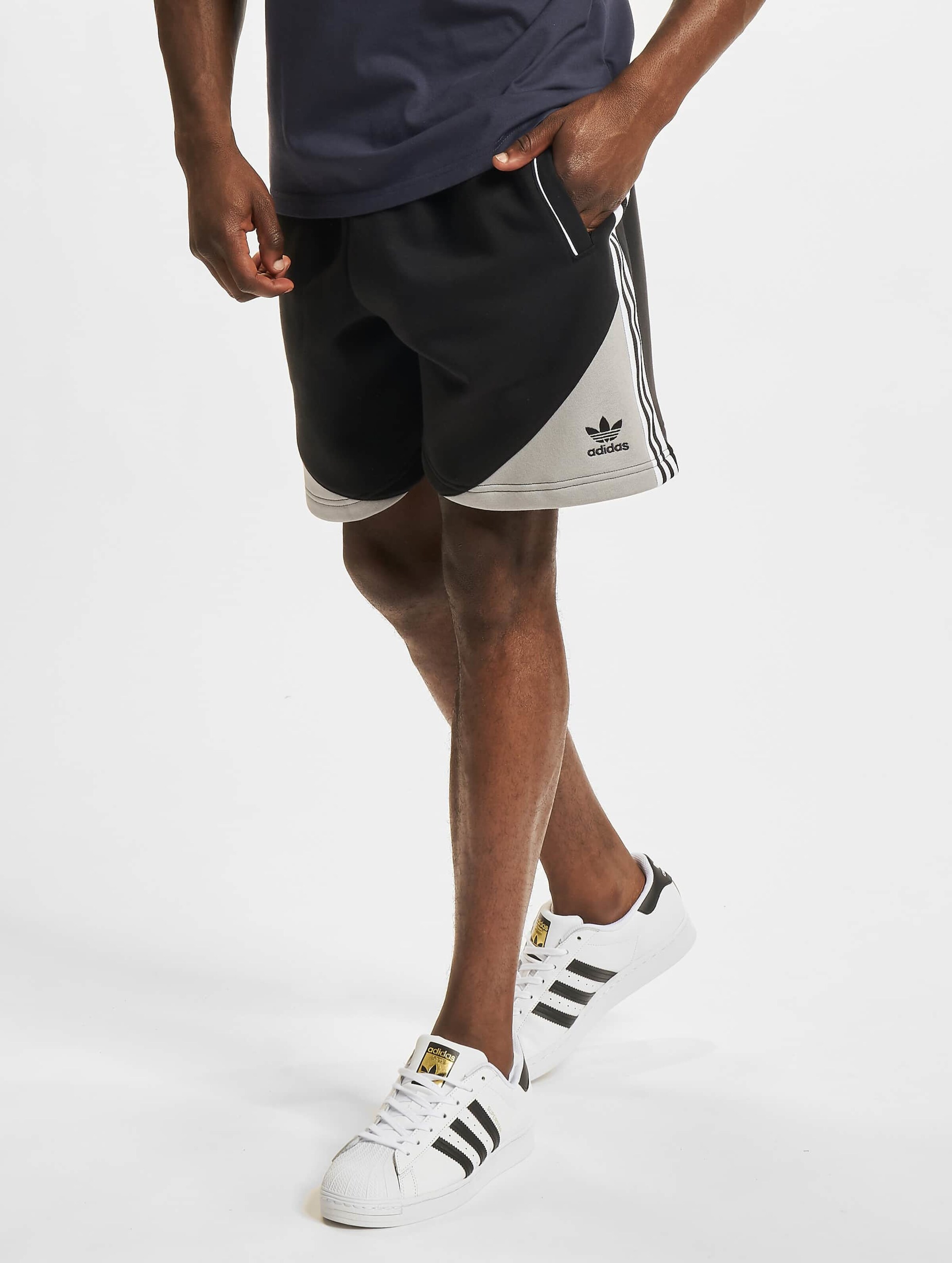 adidas Originals SST Fleece Short Mannen op kleur zwart, Maat L