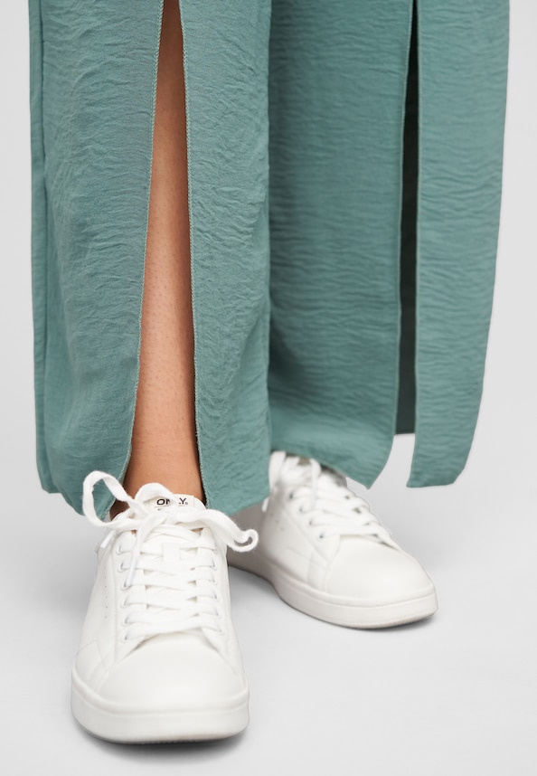 Sommerhose mit seitlich. Schlitzen und Bindegürtel-5