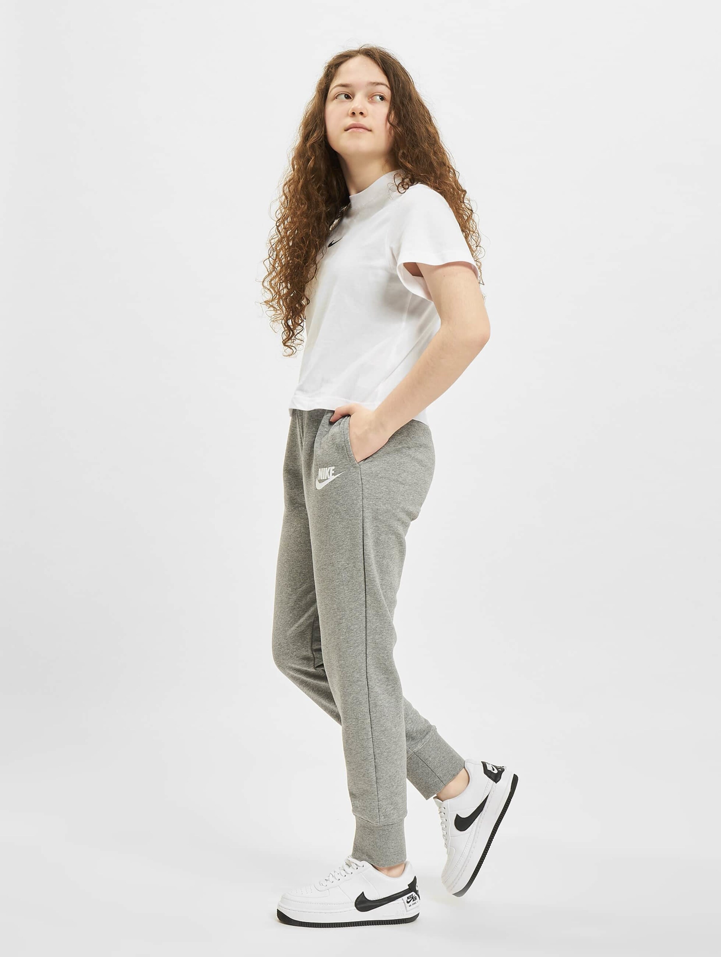 Nike hotsell sweatpant outfits