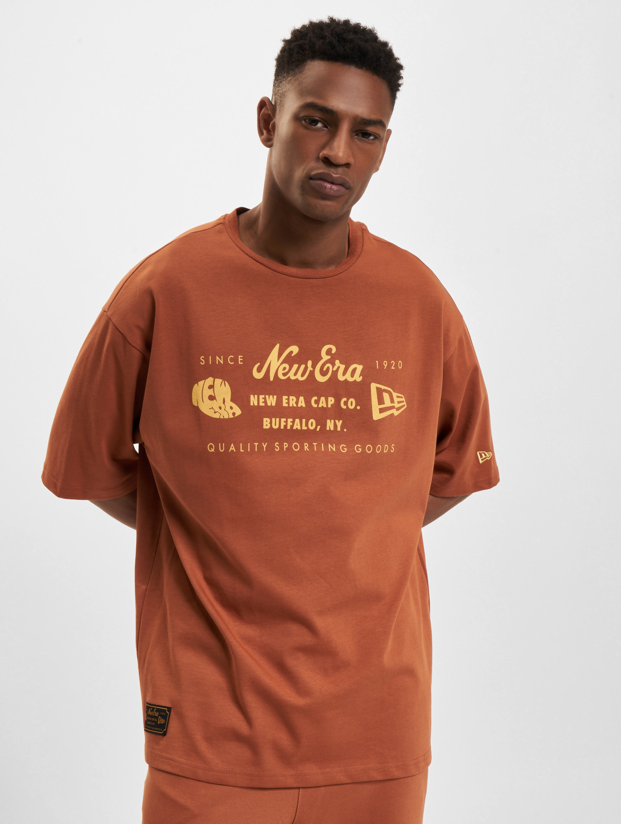 New Era Heritage Patch Oversized T-Shirt Mannen op kleur bruin, Maat XXL