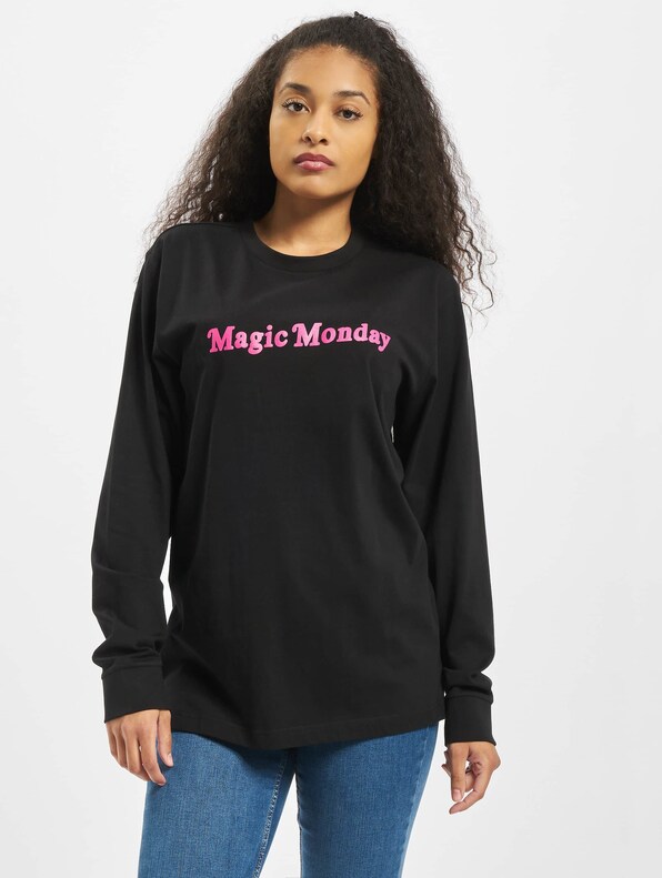 Ladies Magic Monday Slogan-2