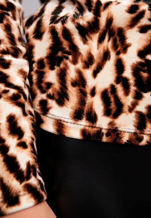 Langarm Samt Shirt Longsleeve mit Leo Print-5