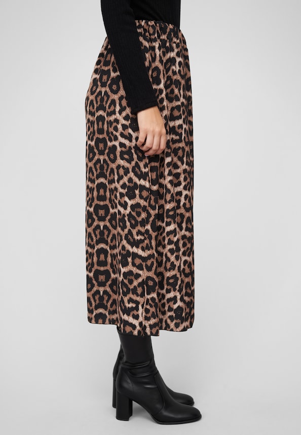 Longform skirt with slit-3