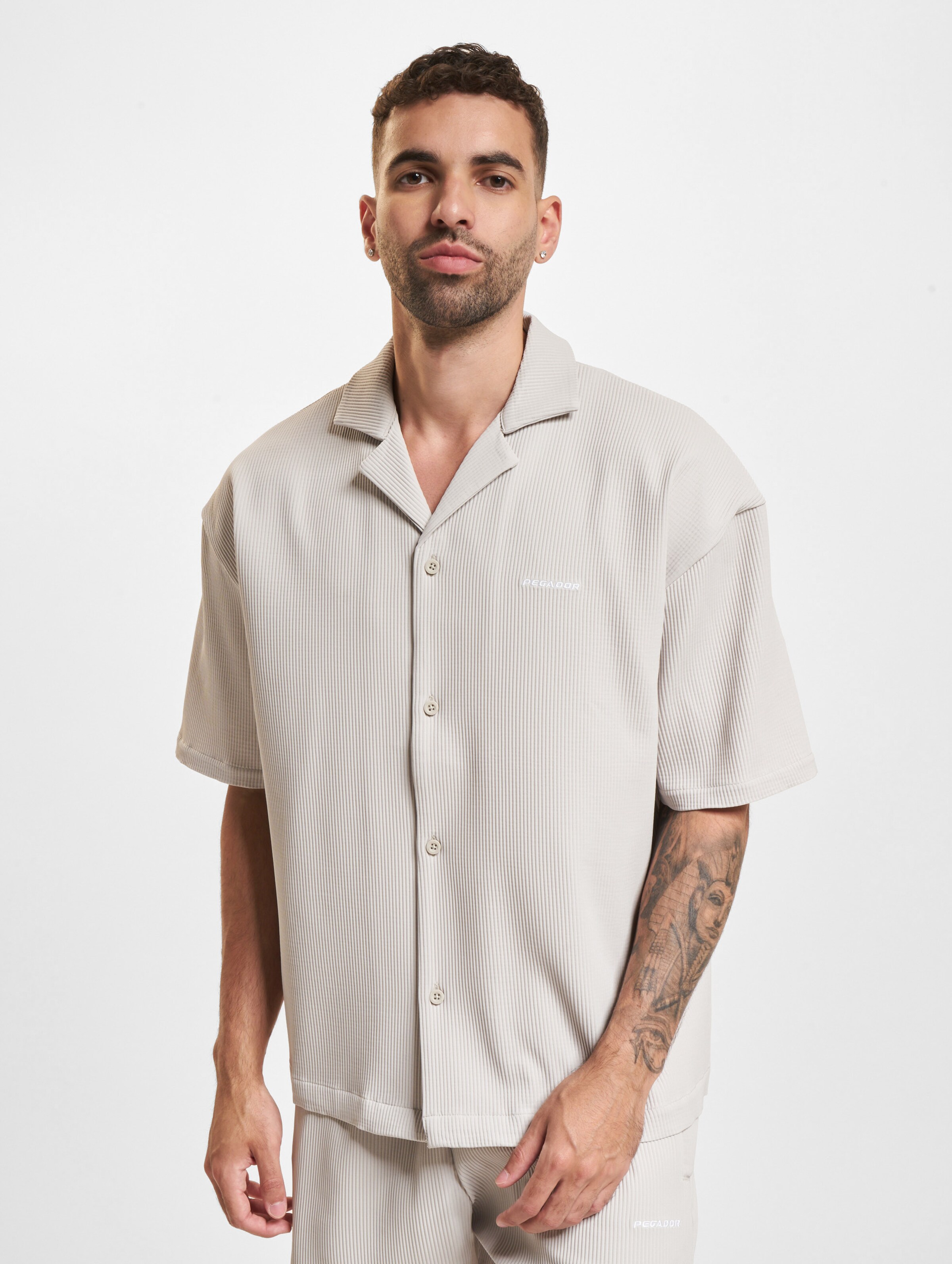 PEGADOR Troy Plissee Summer Shirt Männer,Unisex op kleur beige, Maat M
