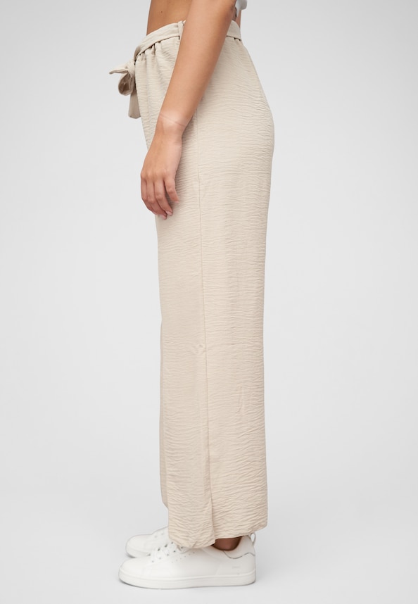 Sommerhose mit seitlich. Schlitzen und Bindegürtel-2