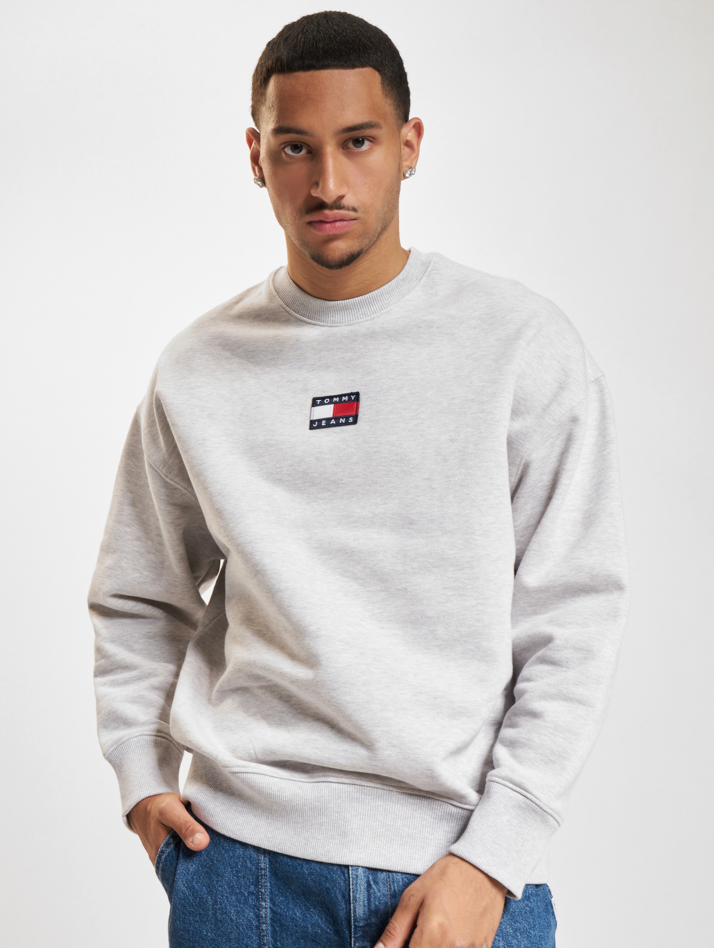 Tommy Jeans Badge Sweater op kleur grijs, Maat S