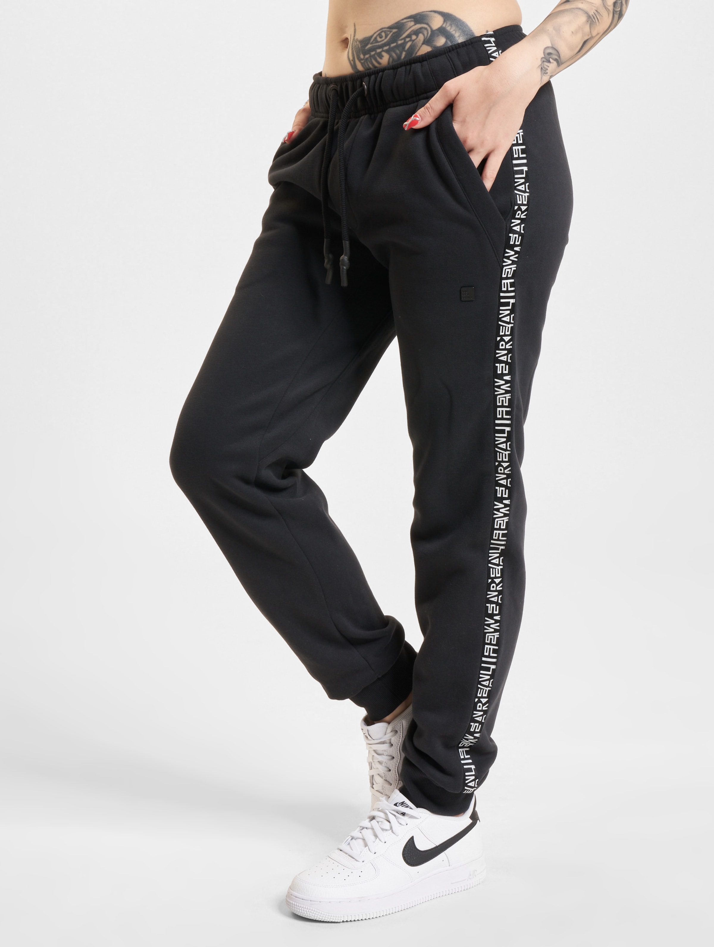 Alife & Kickin and Mona Jogginghose