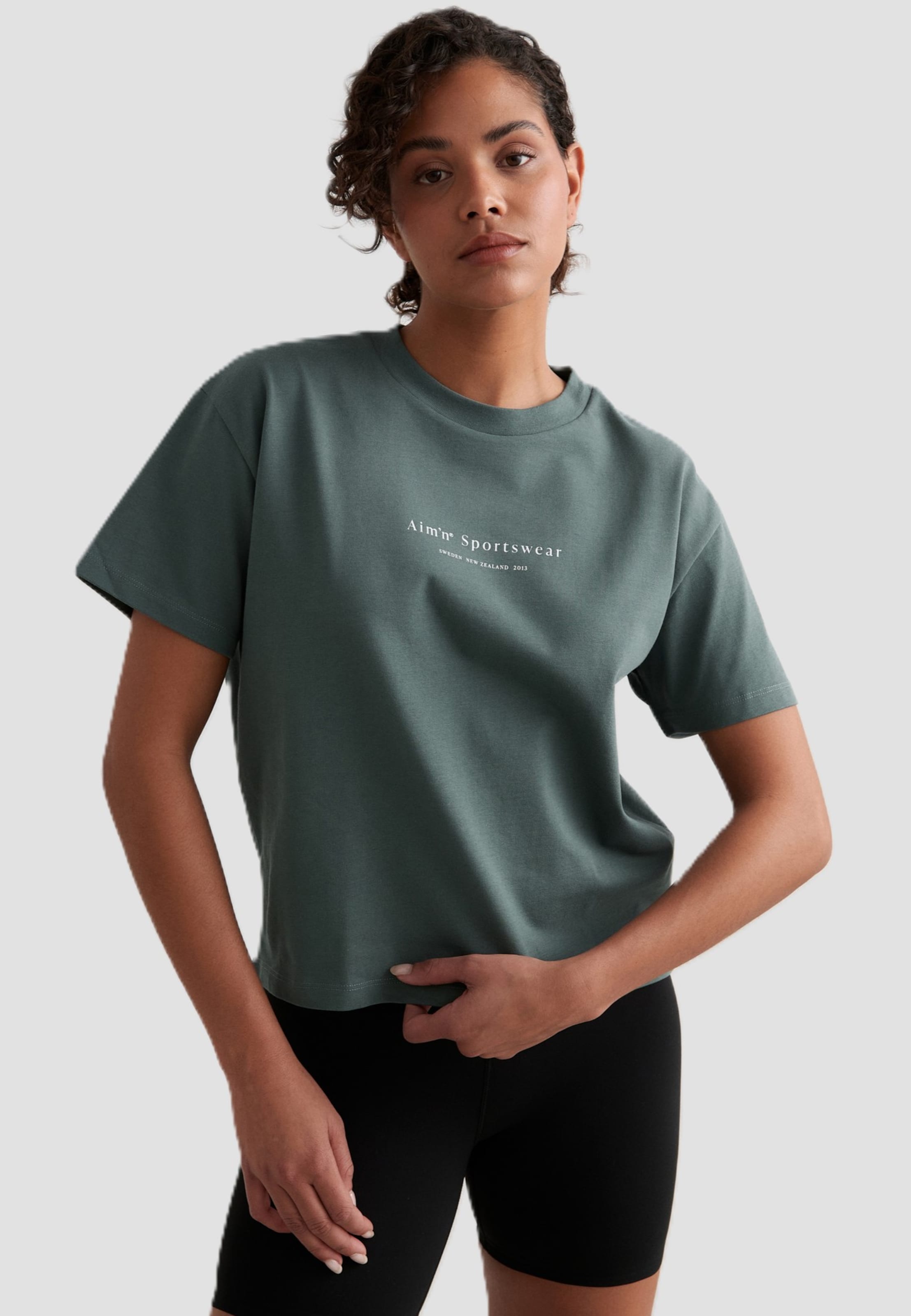 aimn aim'n Serif Boxy T-Shirt